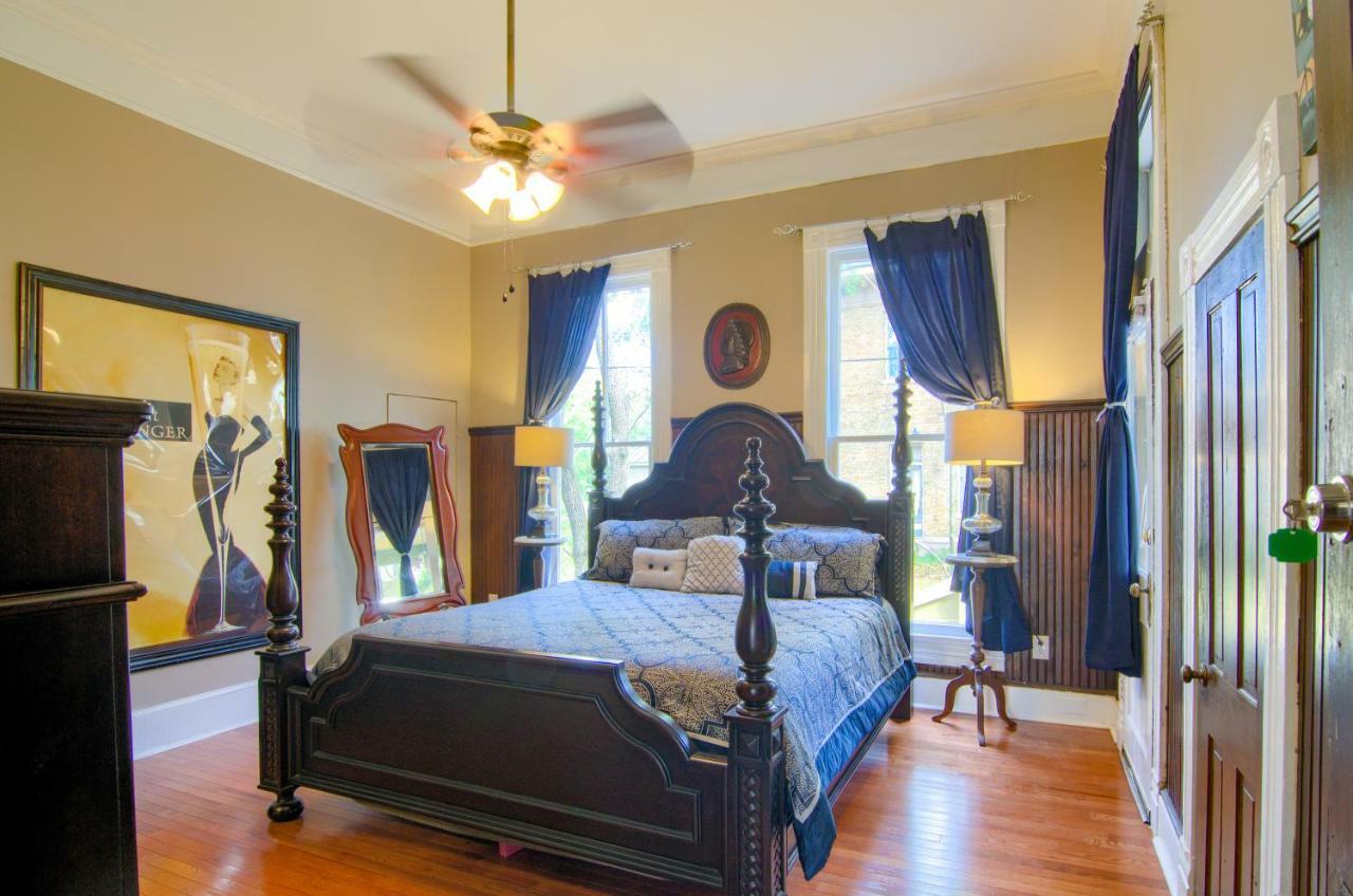 The Mardi Gras House Bed & Breakfast Mobile Exterior photo